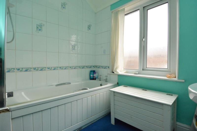 4 bed property for sale in Kings Road, Harrogate, North Yorkshire HG1