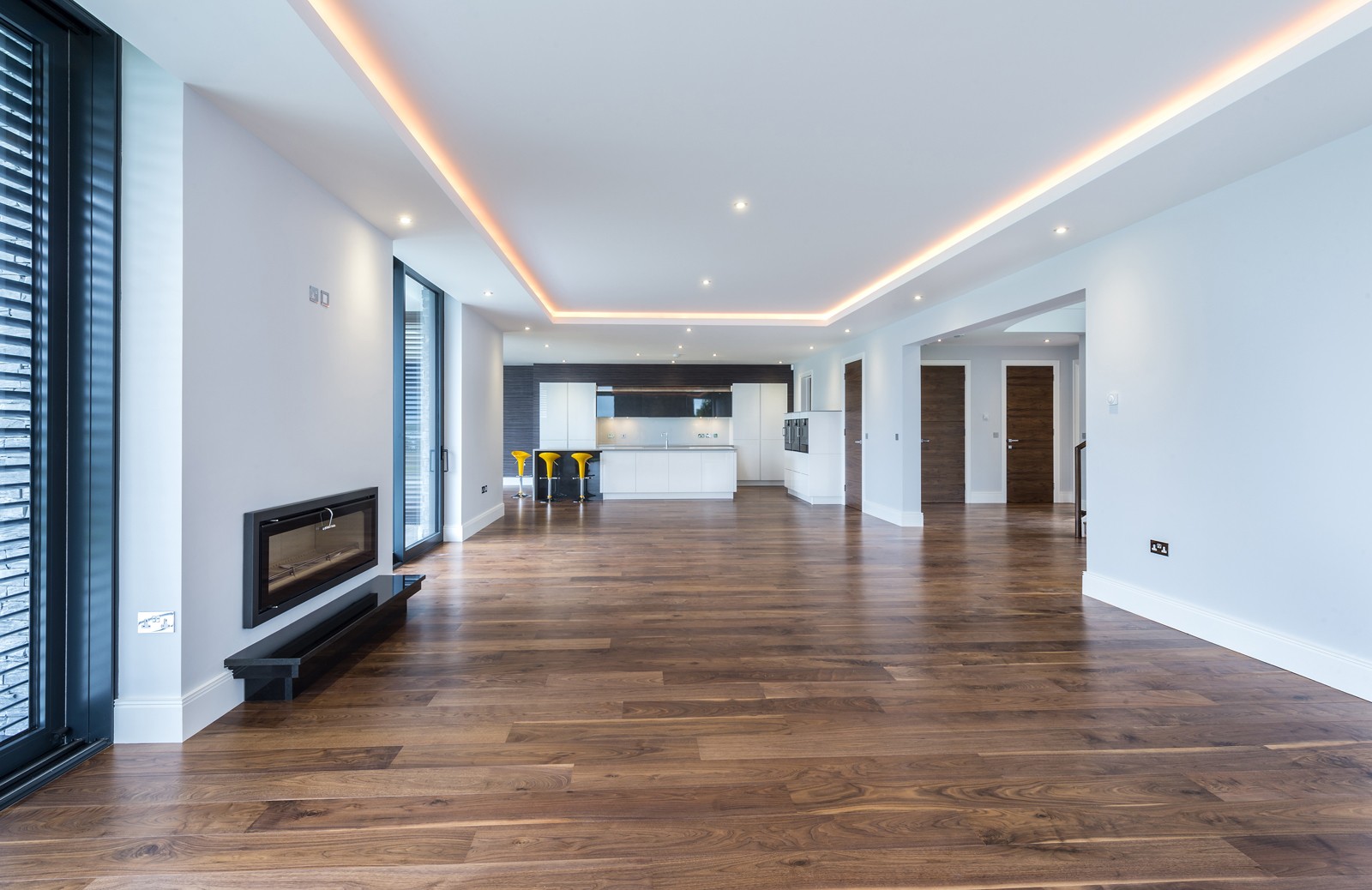 Des Ewing,Lounge