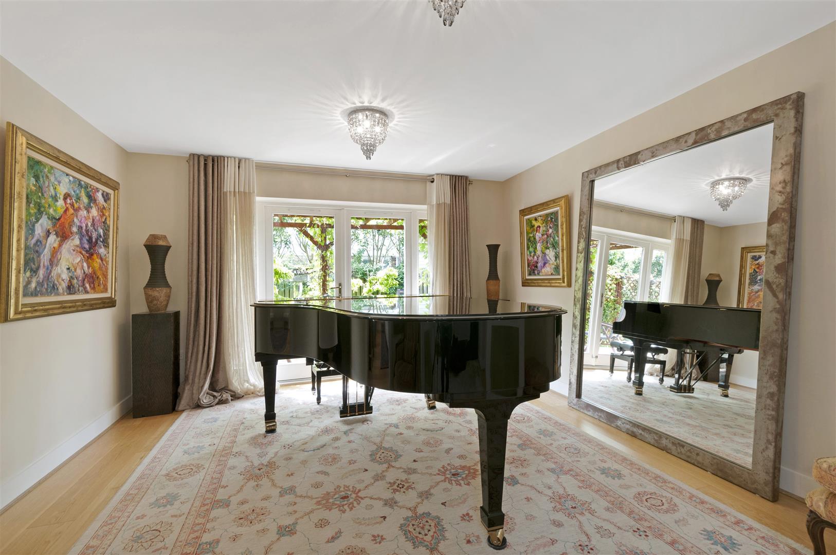 Oaks Hamlet,Family room