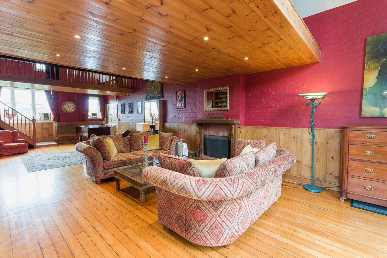 Sarah Beeny,Lounge