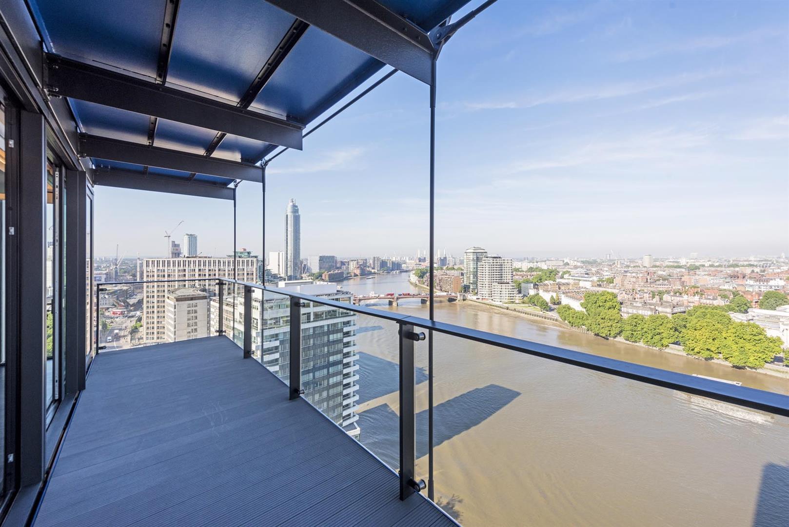 Rogers Stirk Harbour,Patio