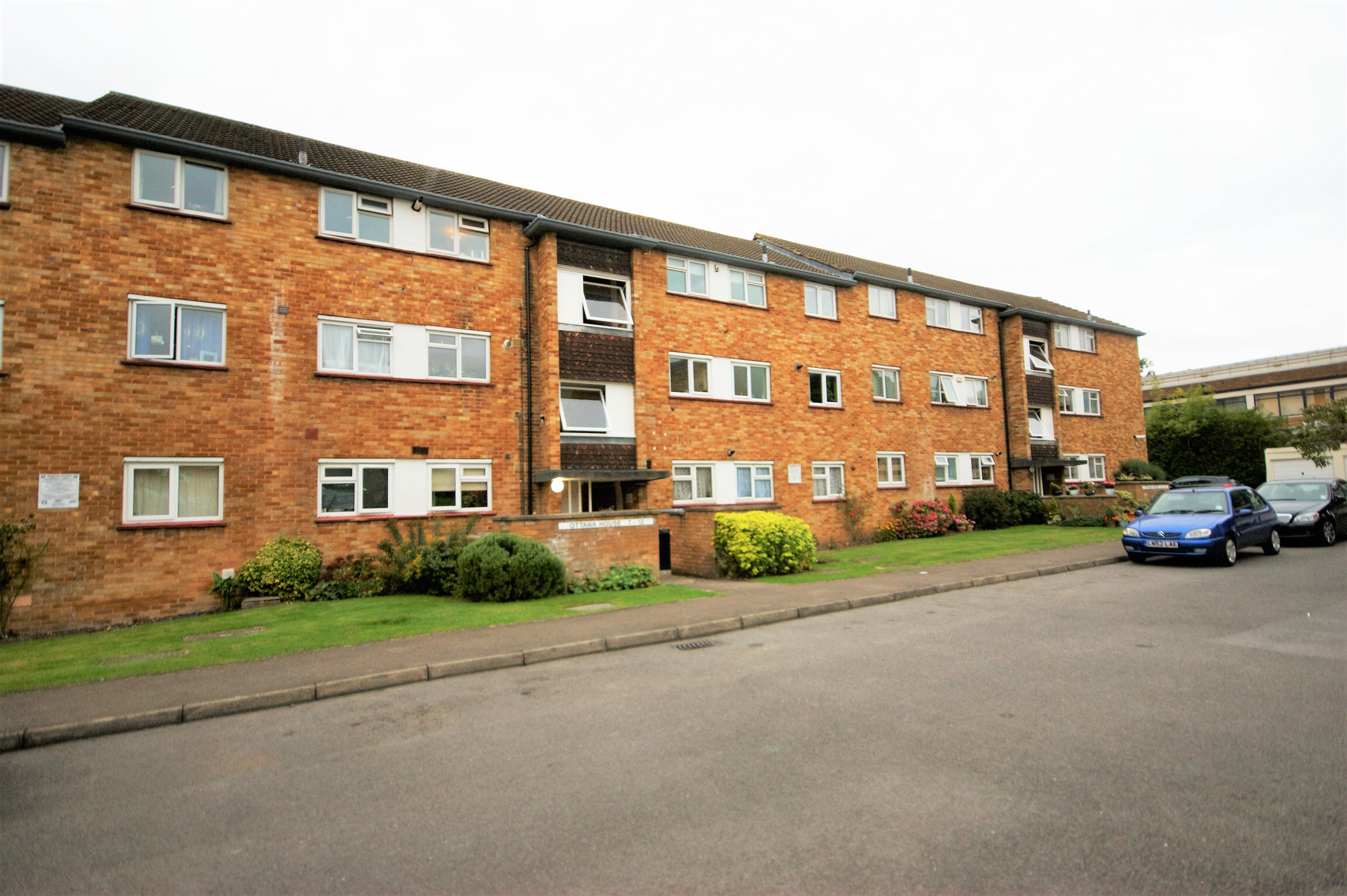 Rodwell Close, Ruislip Manor, Ruislip HA4, 2 bedroom flat to rent