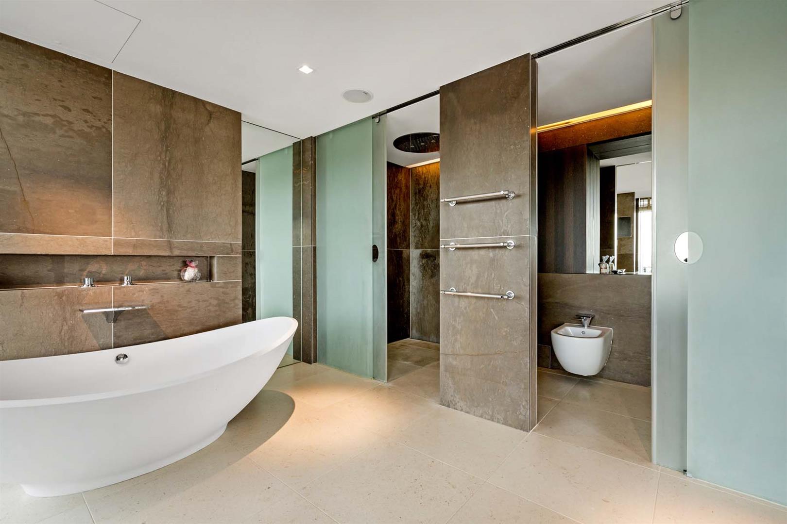 Battersea Reach,Bathroom