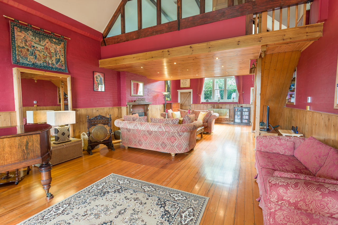Sarah Beeny,Lounge