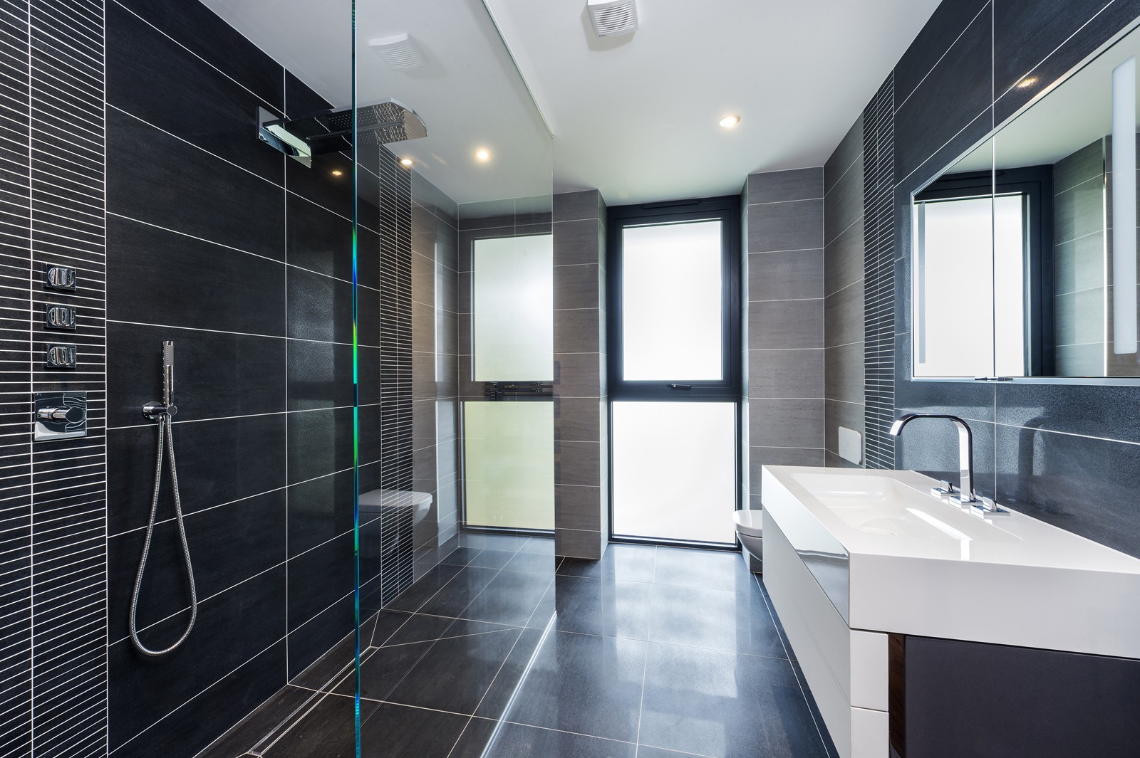 Des Ewing,Bathroom