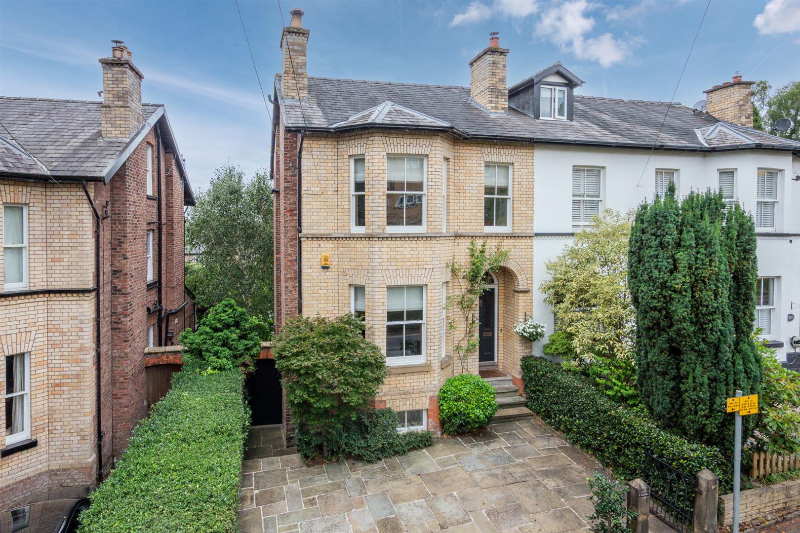 6 bedroom detached house for sale