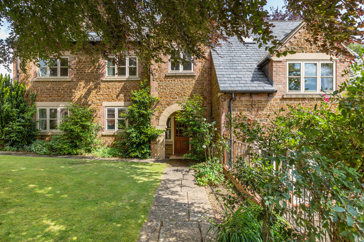 5 bedroom detached house for sale 0