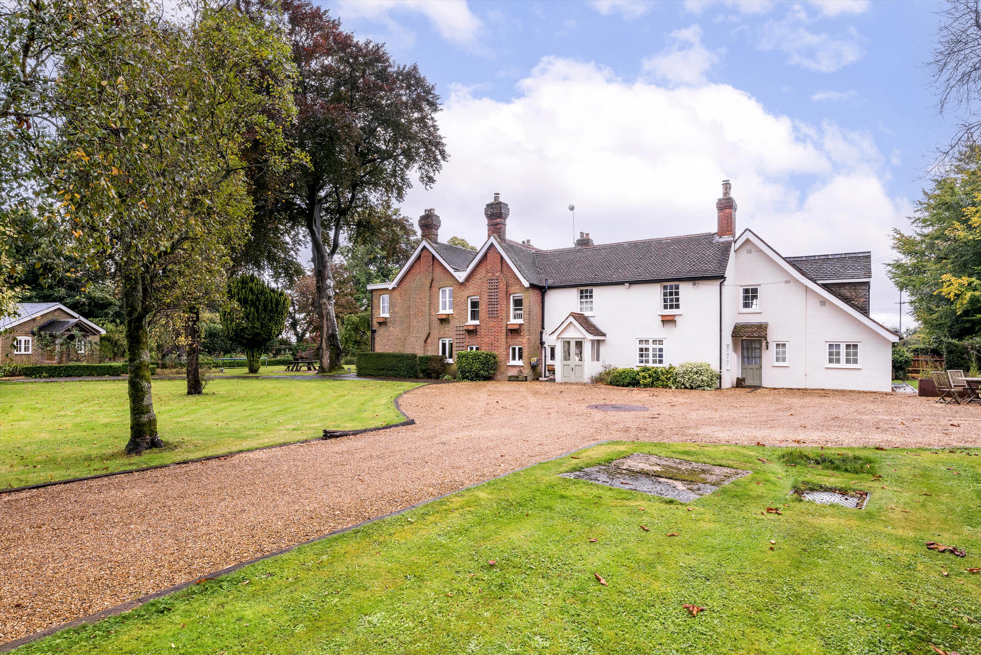 6 bedroom detached house for sale 0