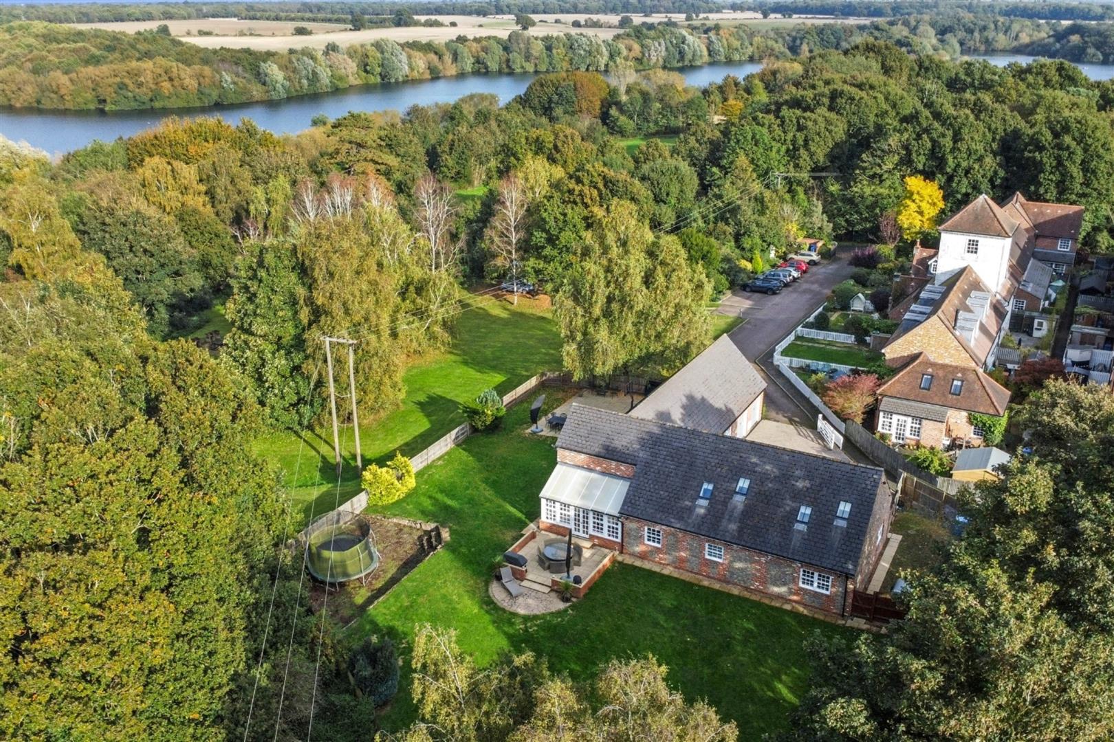 5 bedroom detached house for sale 0