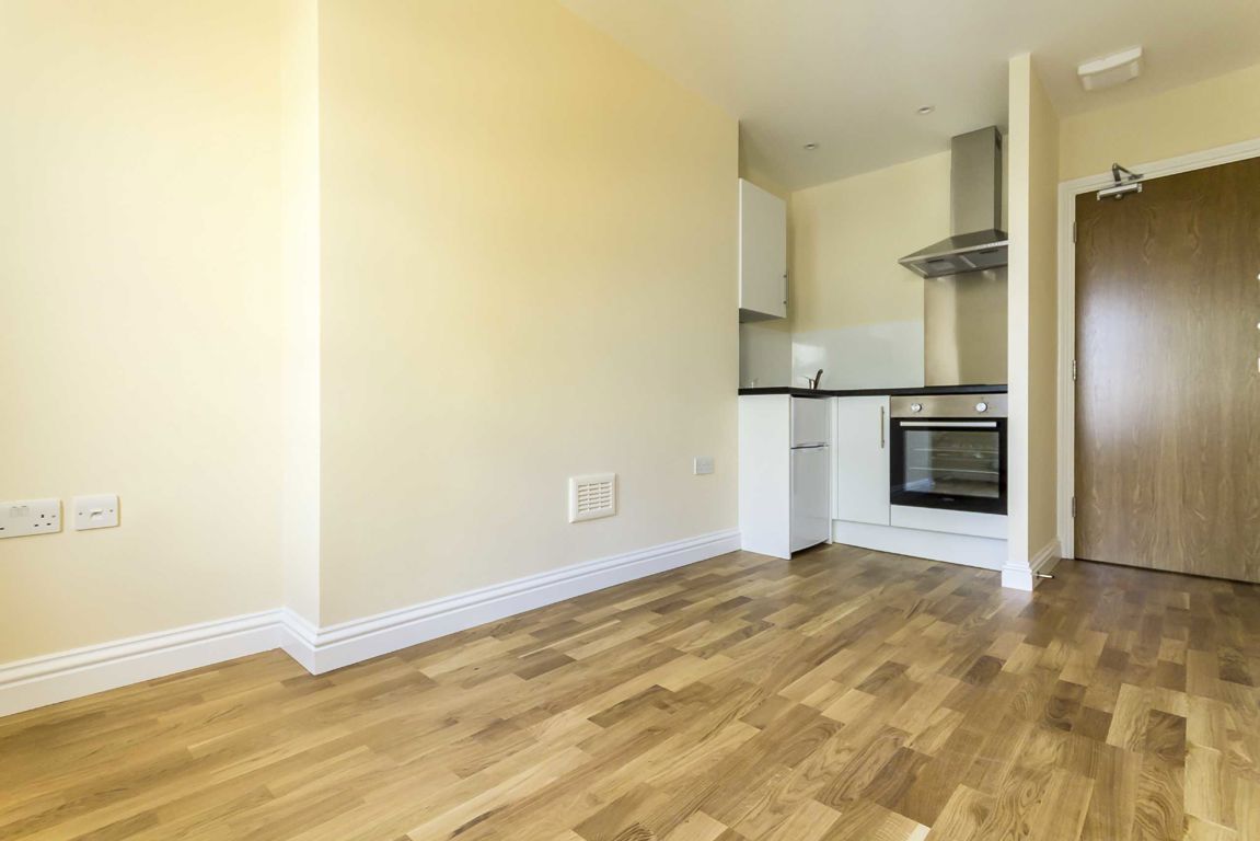 Flat 2, 13A, Fulham Broadway, London photo 4