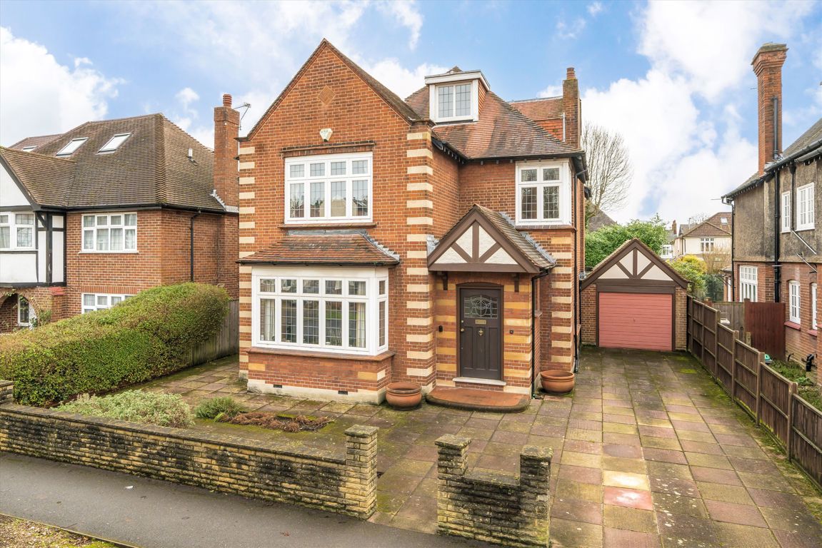 6 bedroom detached house for sale 0