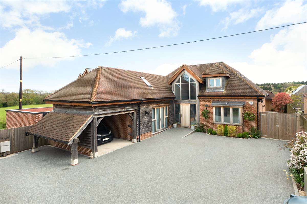 5 bedroom detached house for sale 0