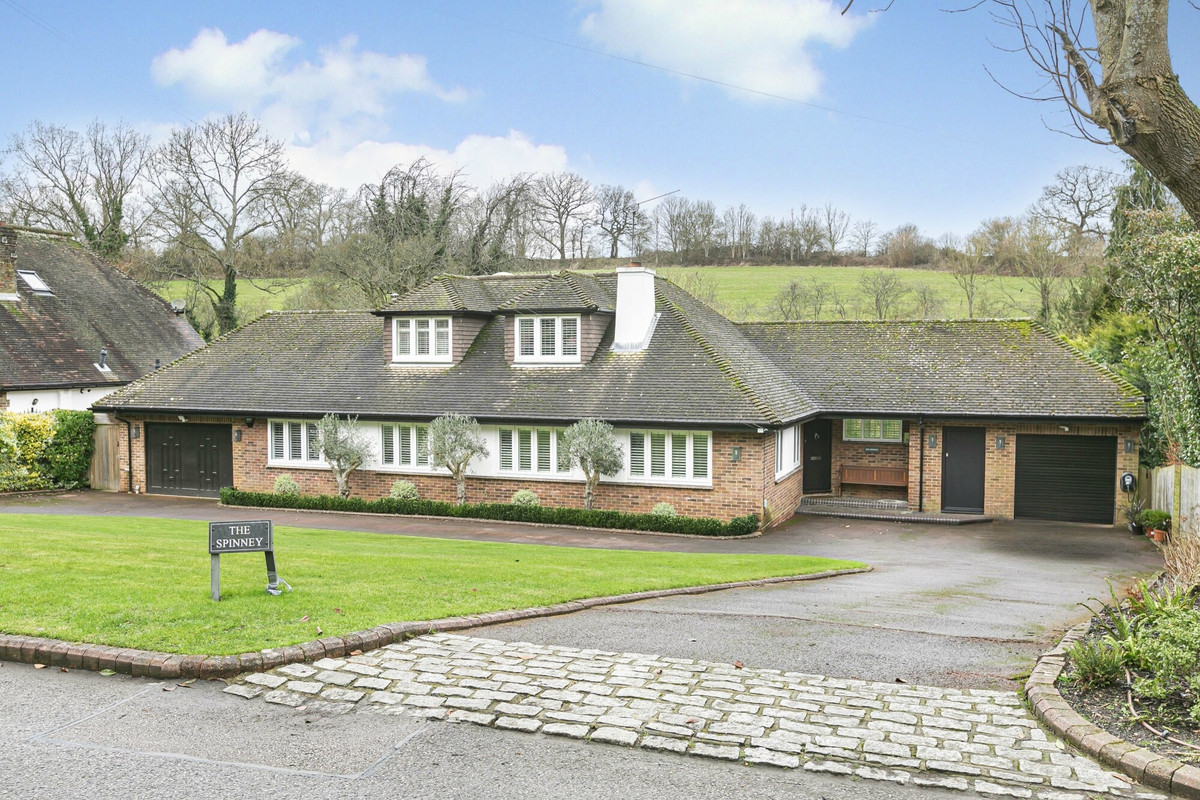 5 bedroom detached house for sale 0