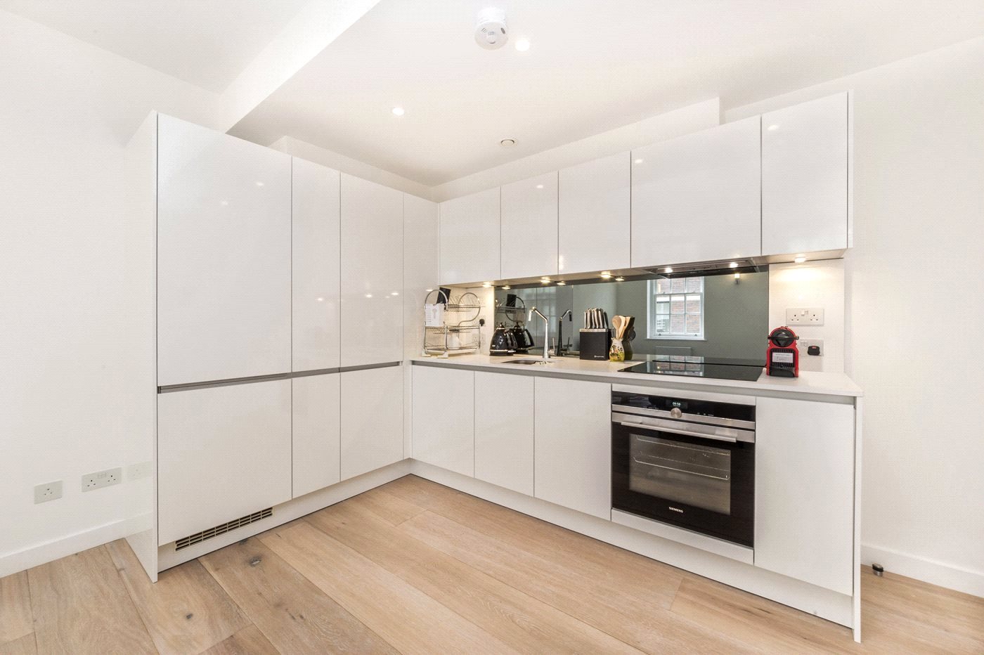 Flat 2, 5, Berners Street, London photo 4