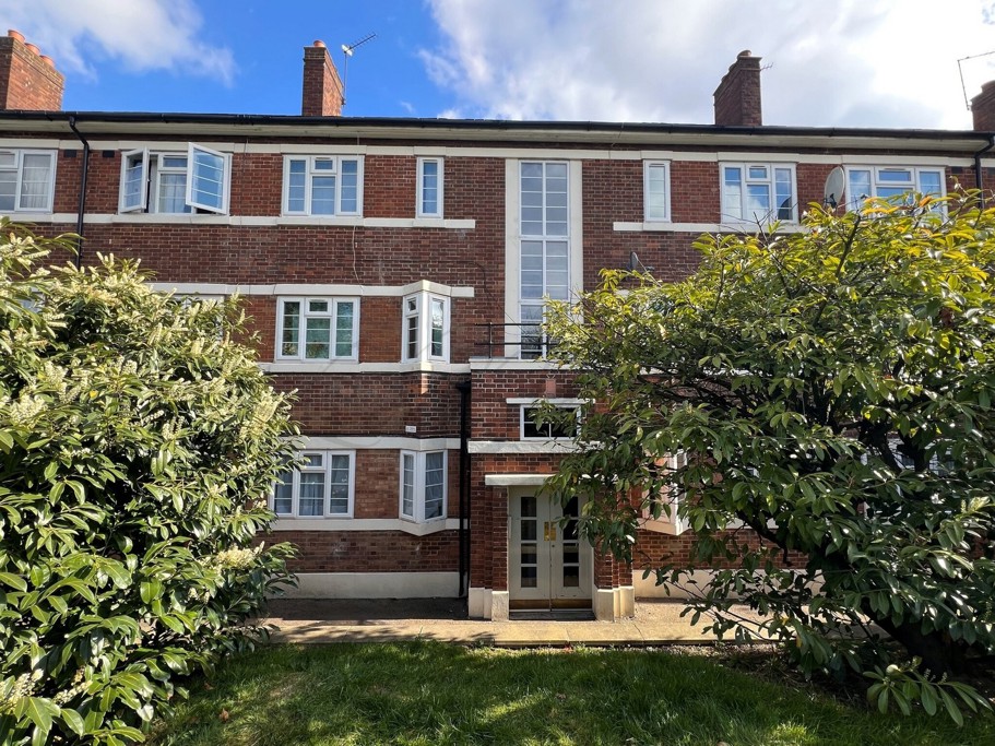 Flat 16 Oakfield Court, Hendon Way, London photo 4