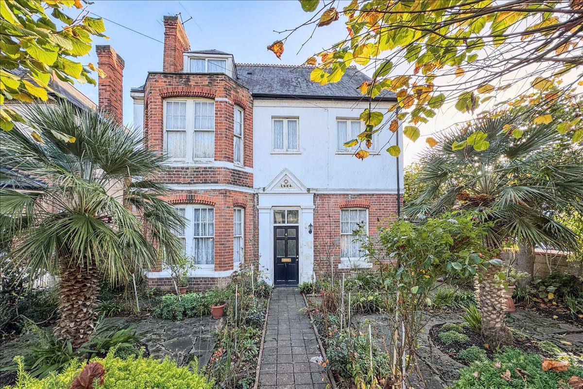 7 bedroom detached house for sale 0