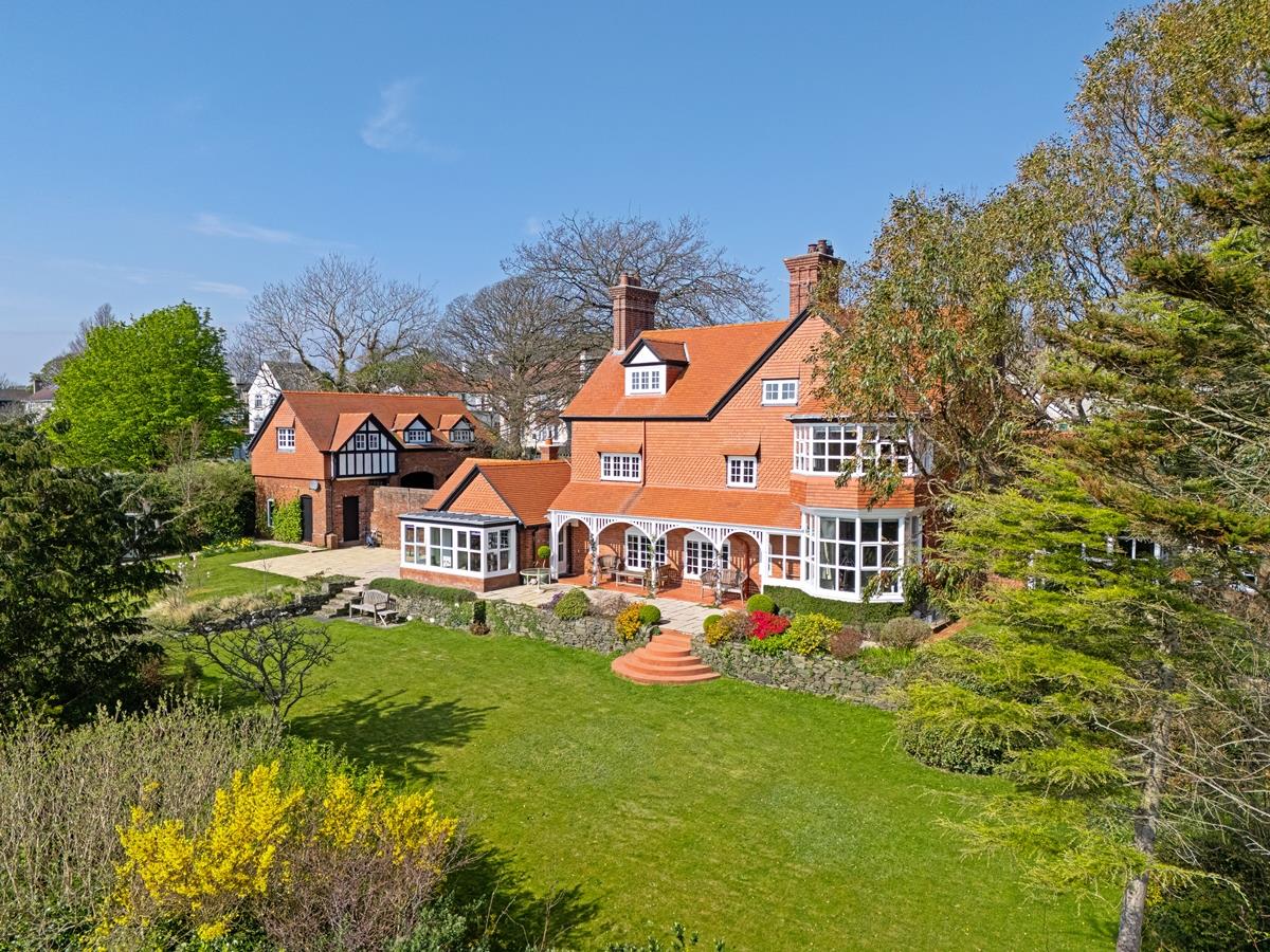 5 bedroom detached house for sale 0