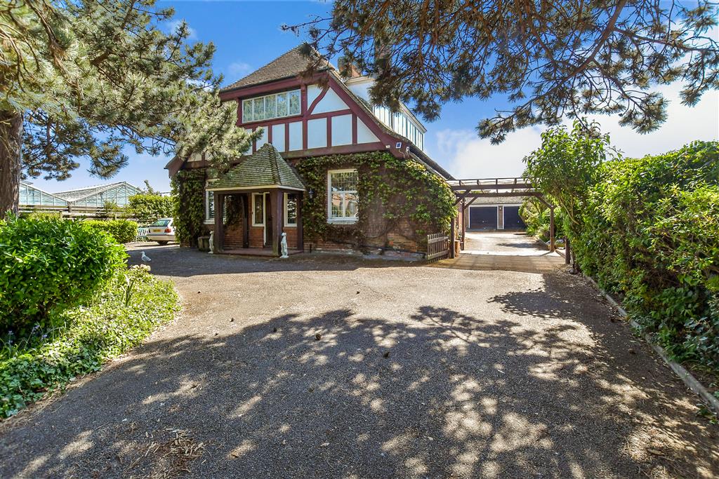 5 bedroom terraced house for sale