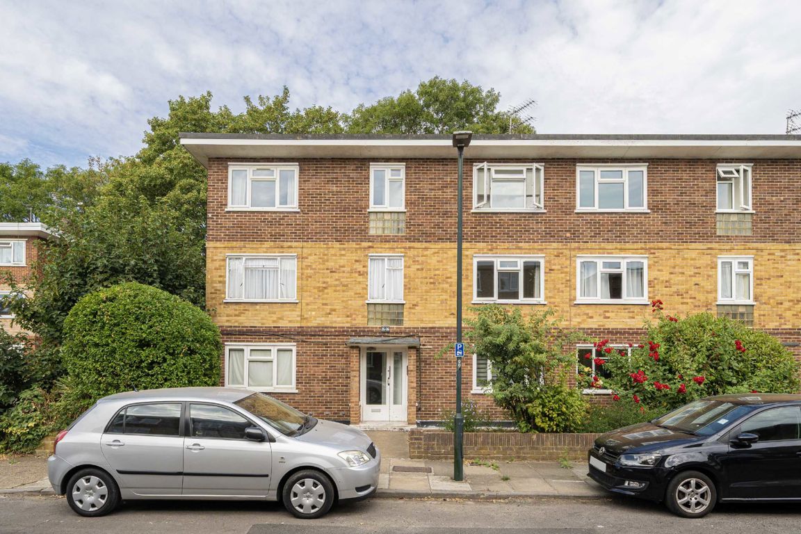32, Chelsea Close, Hampton photo 5