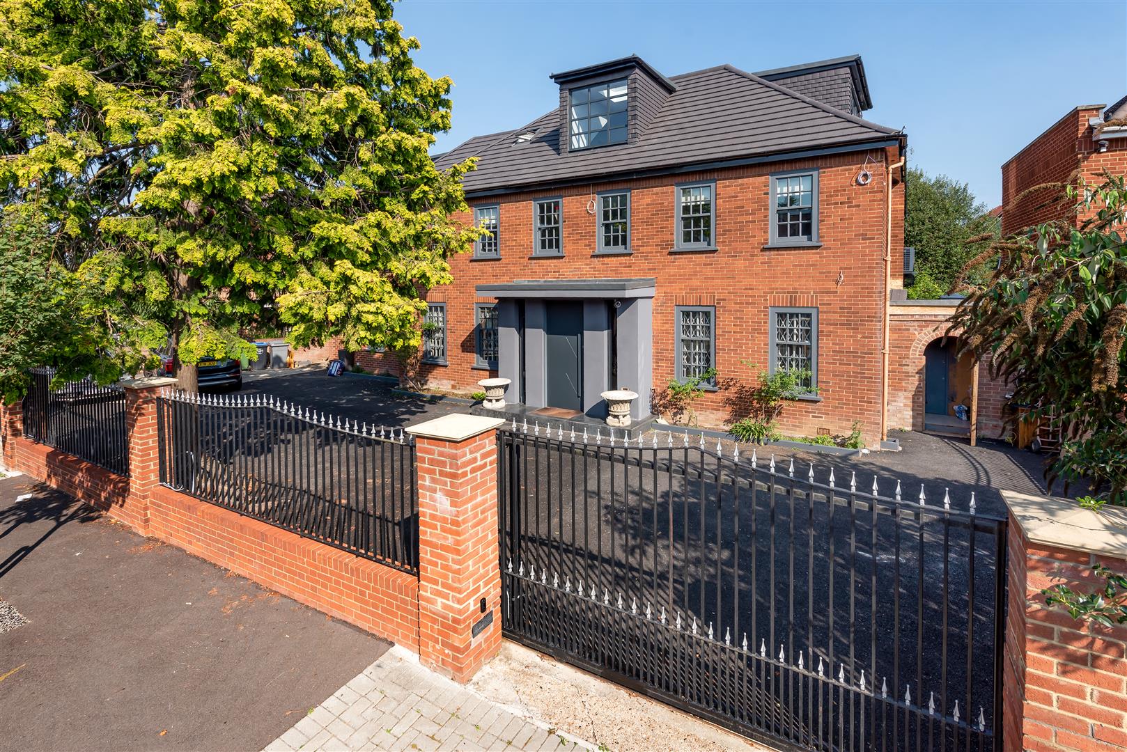 6 bedroom detached house for sale 0
