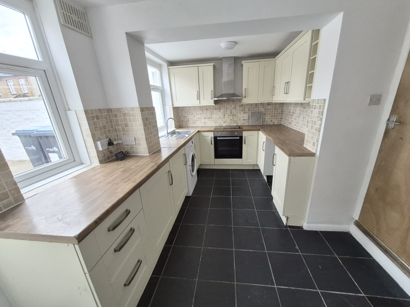30 Cornwallis Road, LONDON photo 4