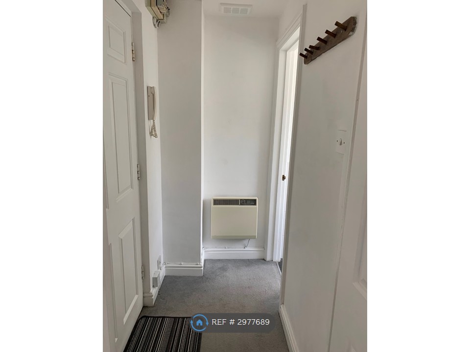 Flat, Victoria Street, Windsor photo 5