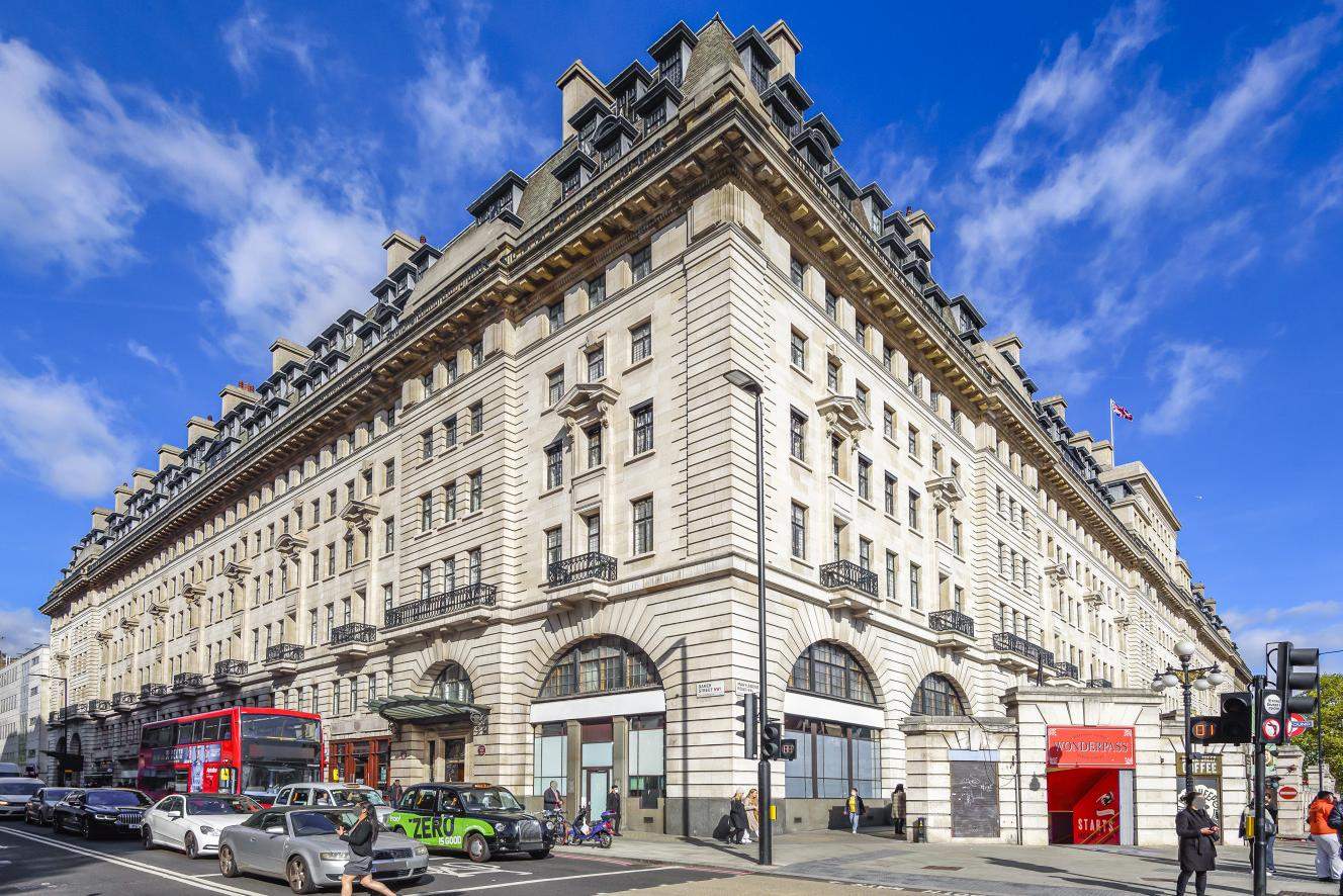 3 bedroom property for sale in Addlestone The Luxury