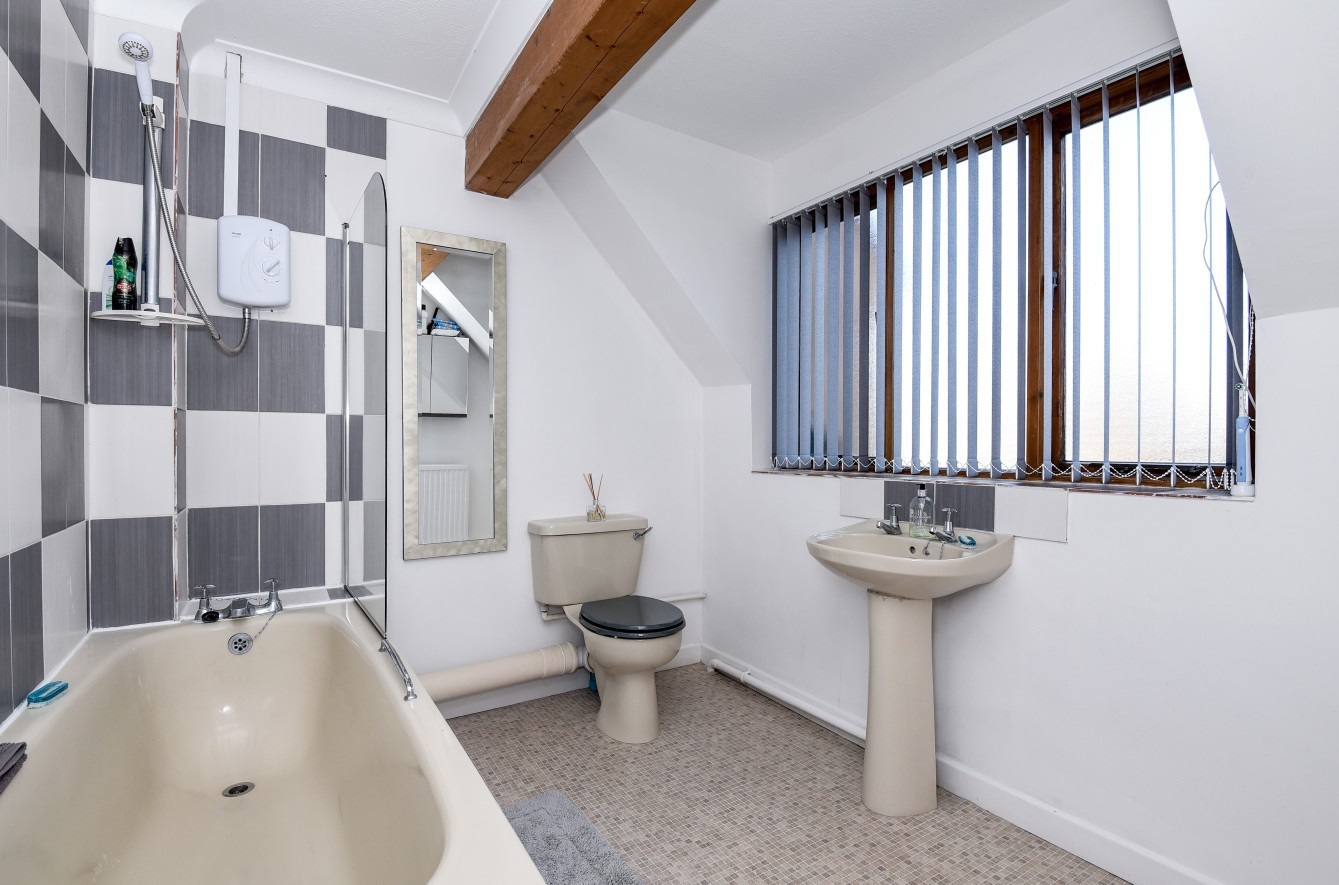 Free property report 11 Selham Close, Chichester, PO19 5BZ Chimnie