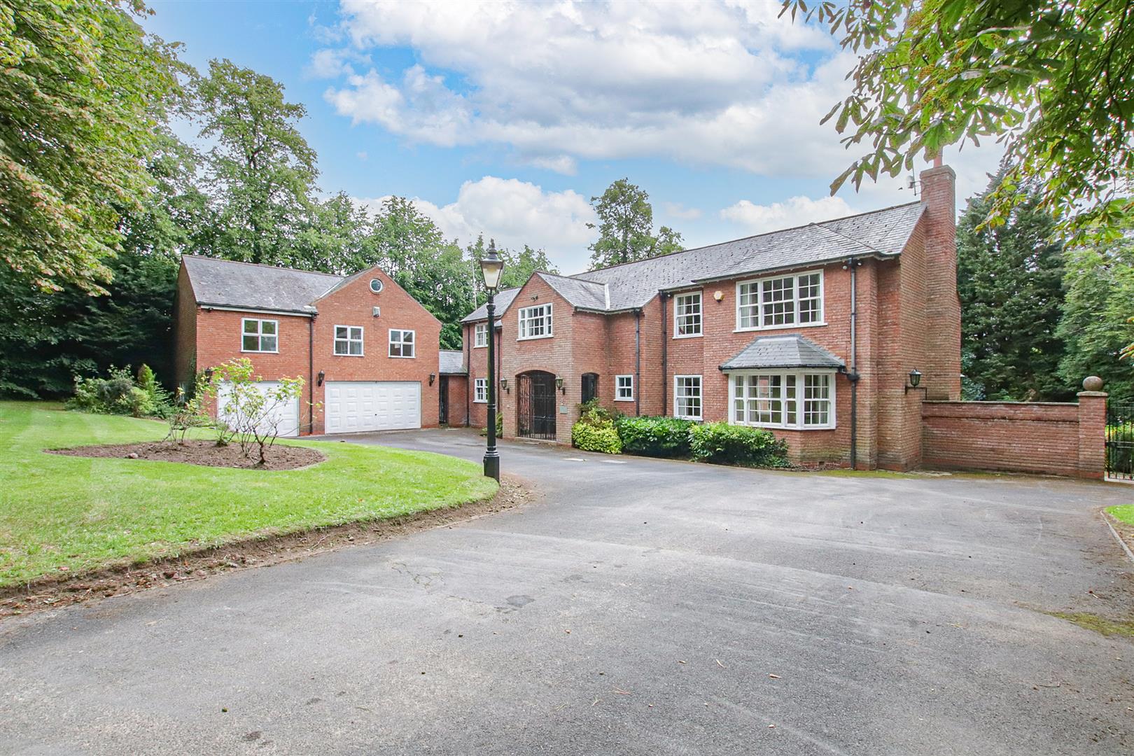 5 bedroom detached house for sale 0