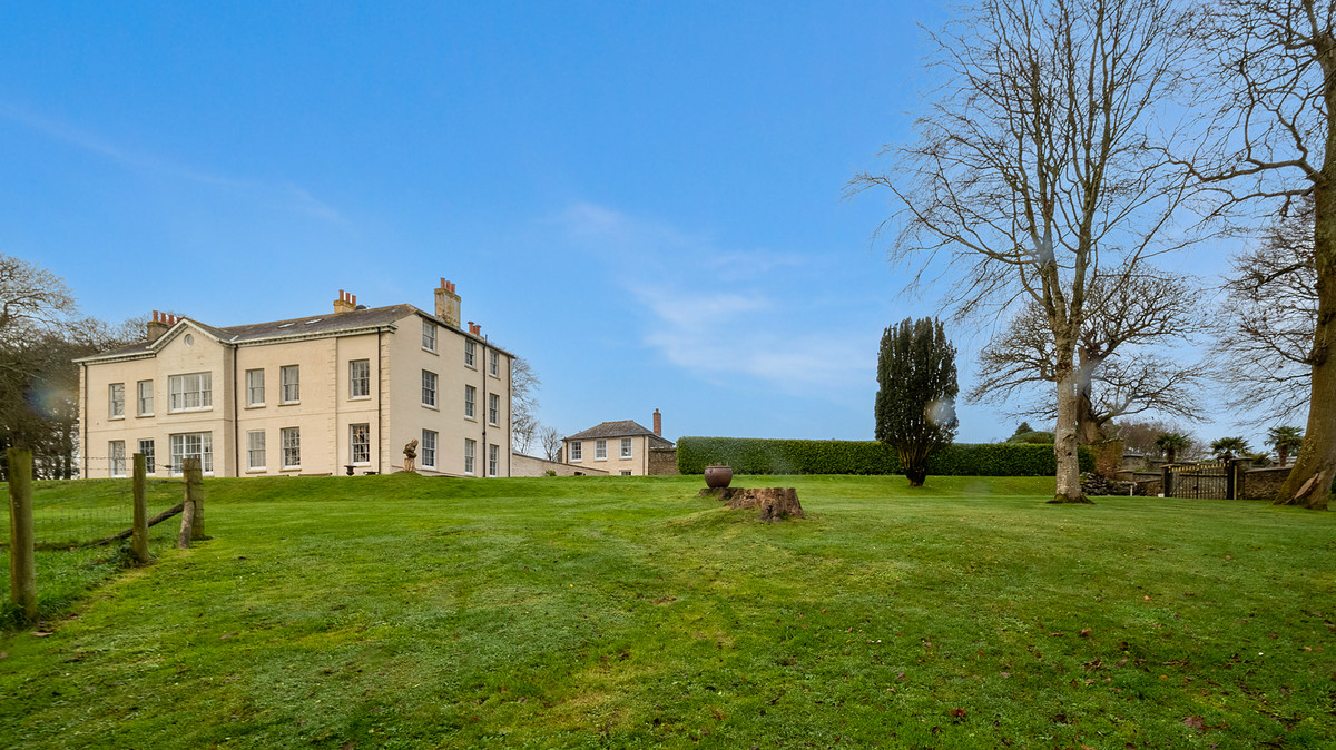 8 bedroom country house for sale 0