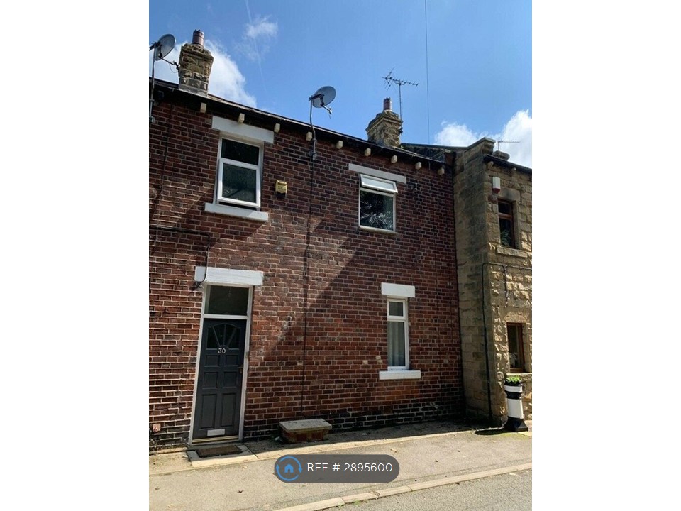 2-bed house on Primrose Hill, Batley, £700/mo