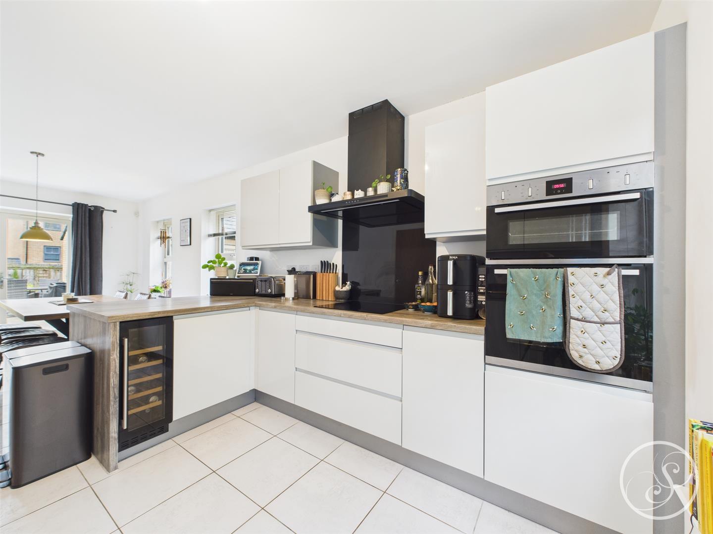 12, Poppy View, Leeds photo 4