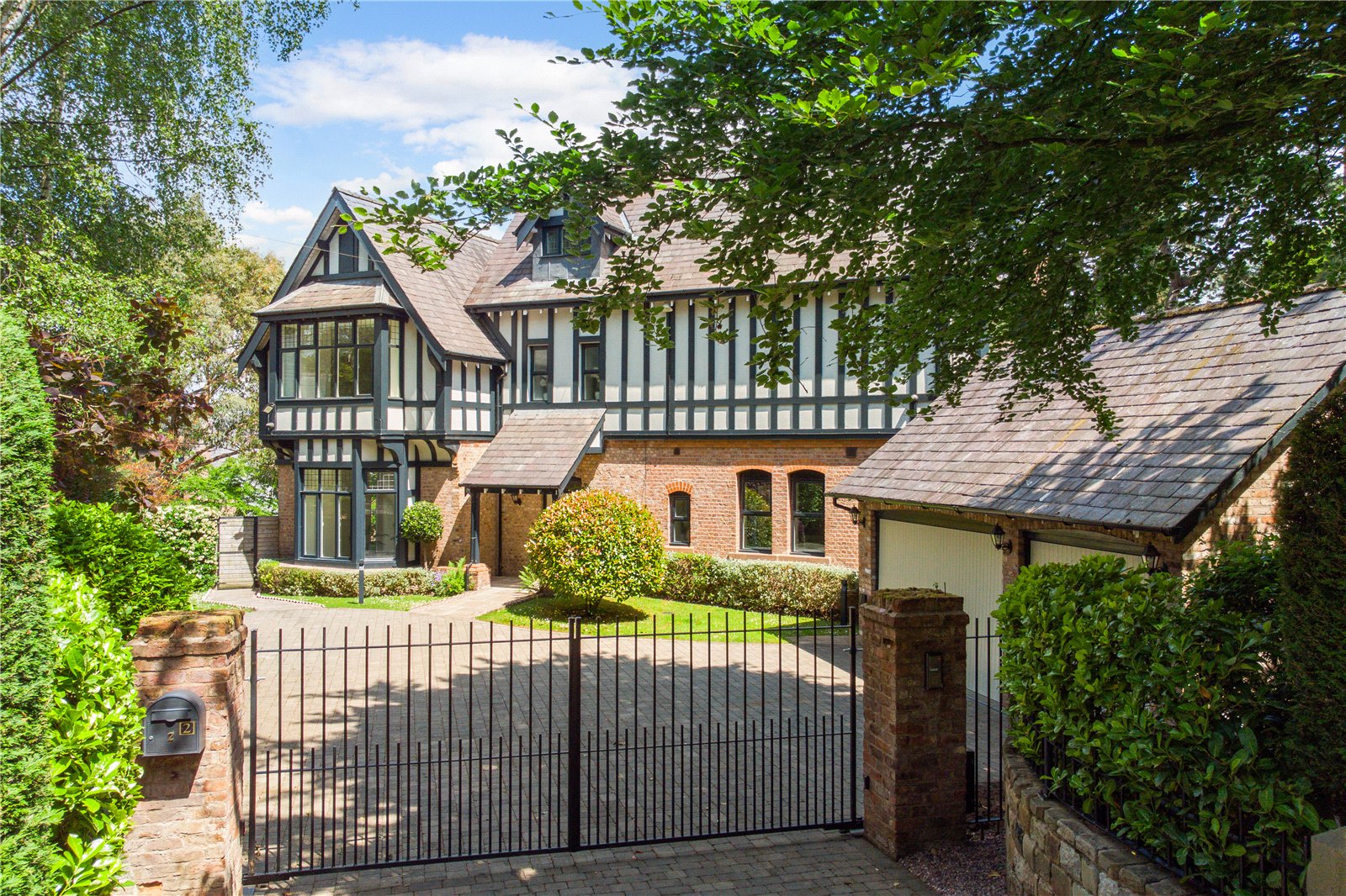 6 bedroom detached house for sale 0