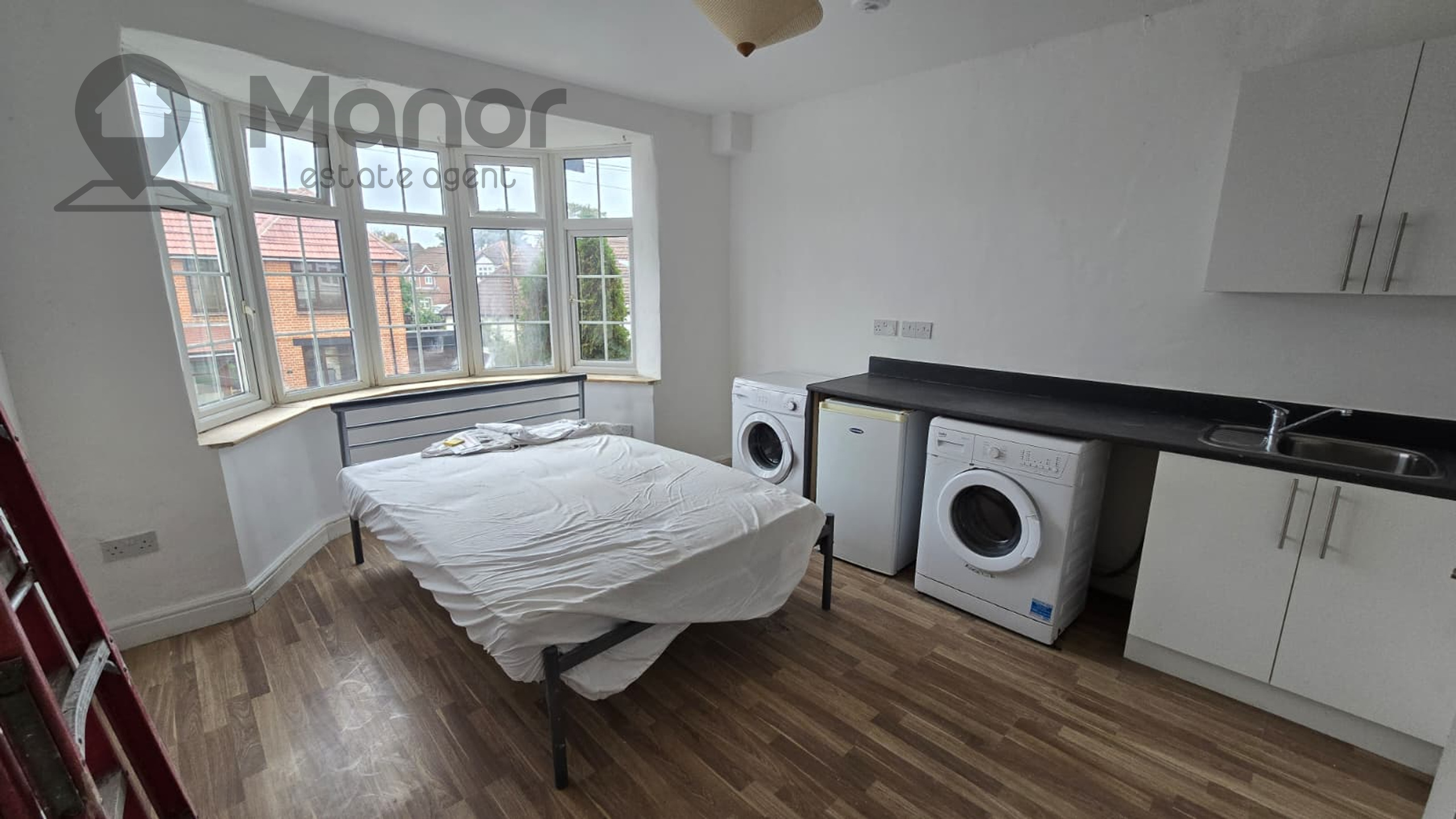 10 Maple Street, Romford photo 3