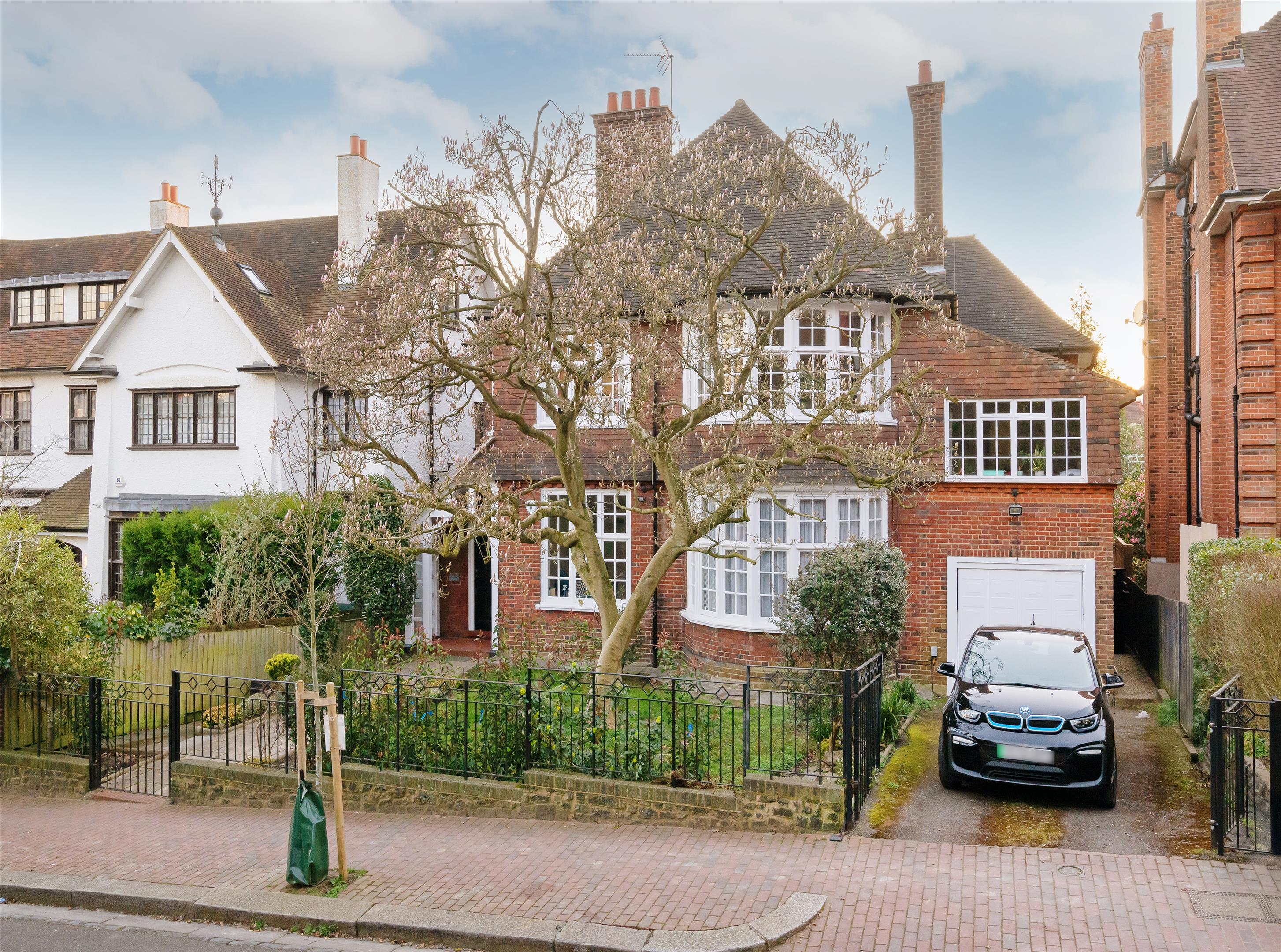 8 bedroom detached house for sale 0