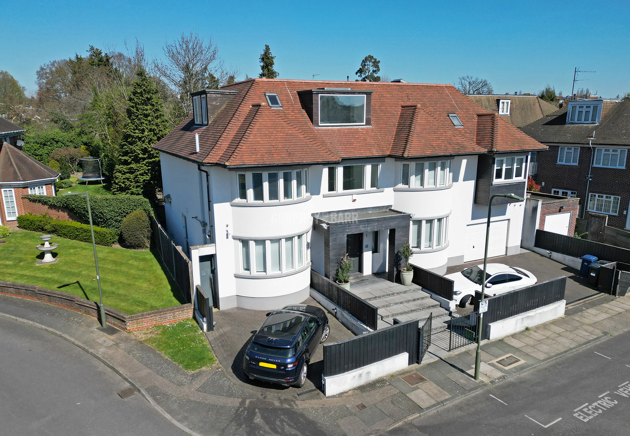 8 bedroom detached house for sale 0