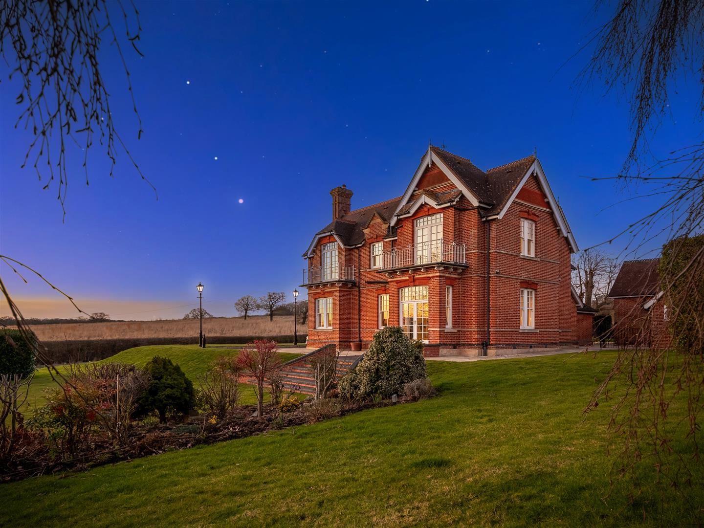 5 bedroom detached house for sale 0