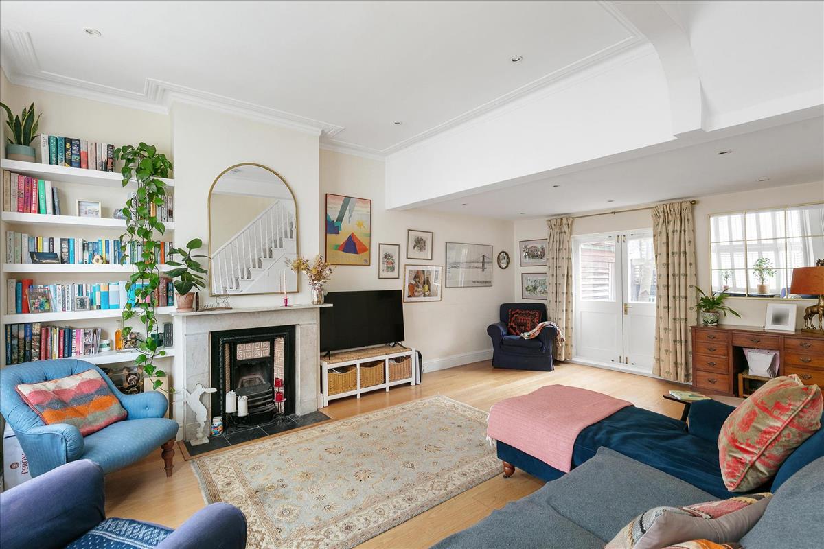 3 bedroom flat for sale in London