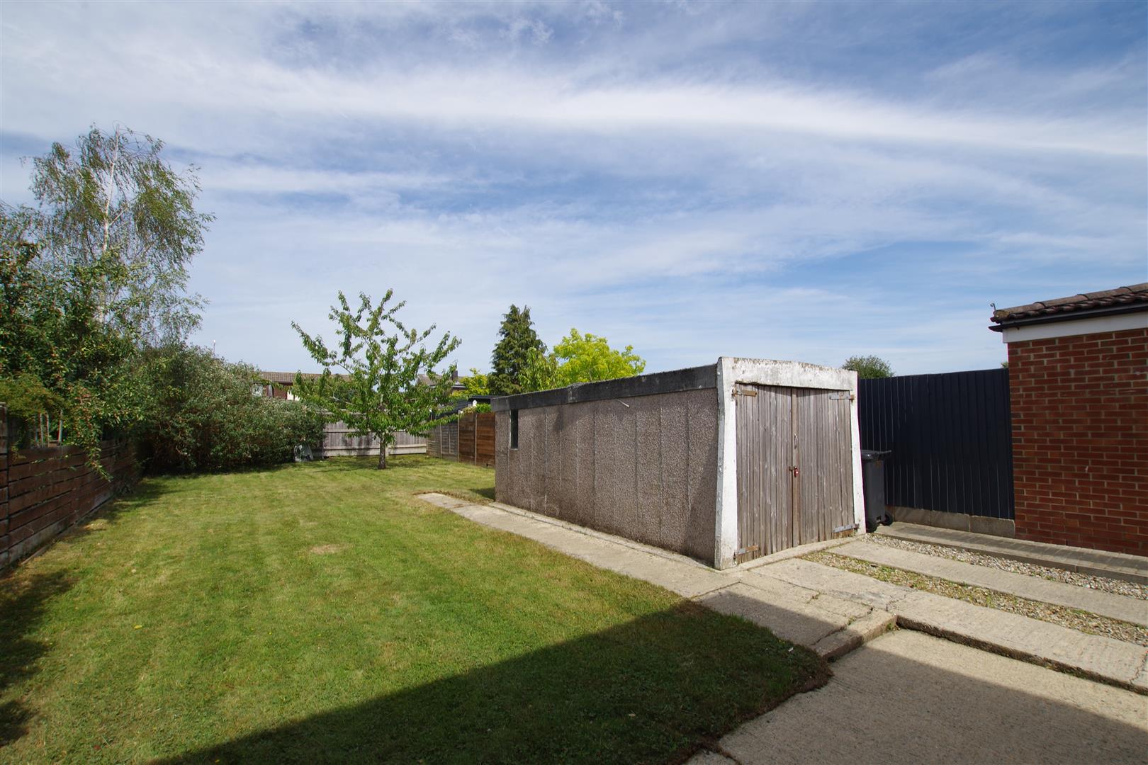 11, Linnetsdene, Swindon photo 4