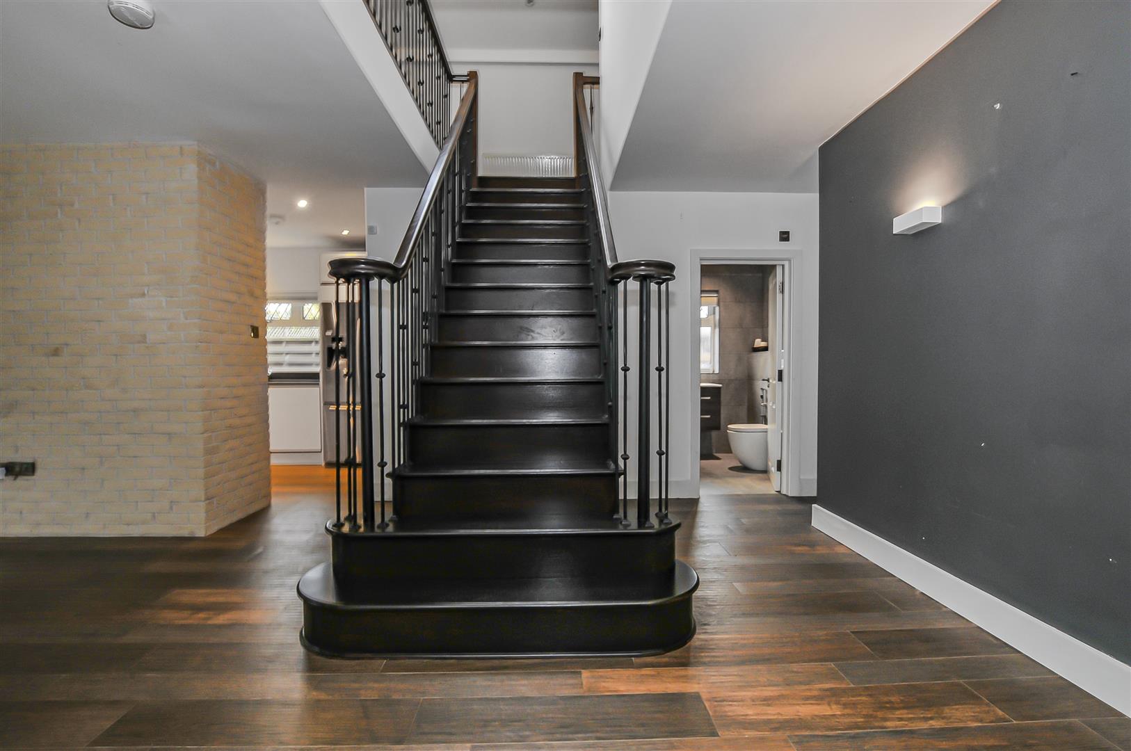 5 bedroom detached house for sale 0