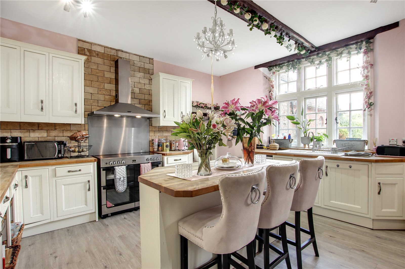 8 bedroom detached house for sale 0