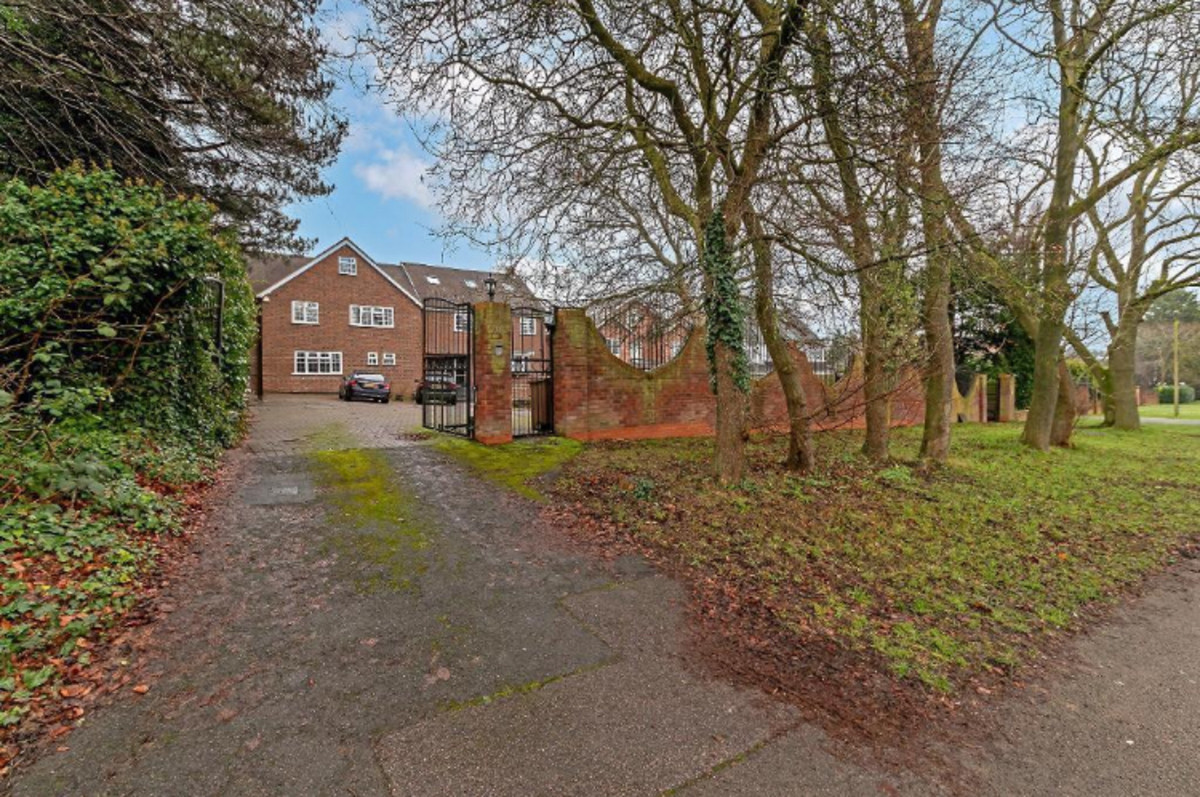 4 bedroom detached house for sale in Bromley