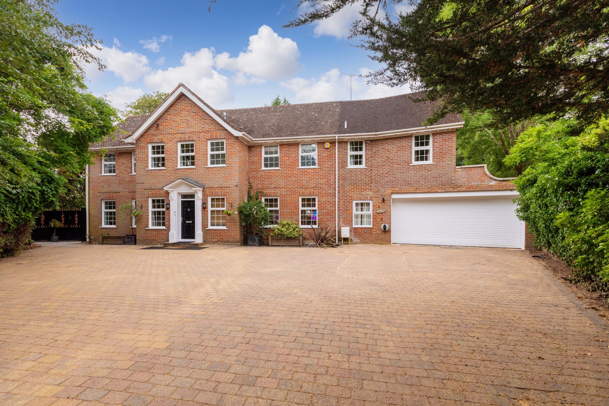 6 bedroom detached house for sale 0