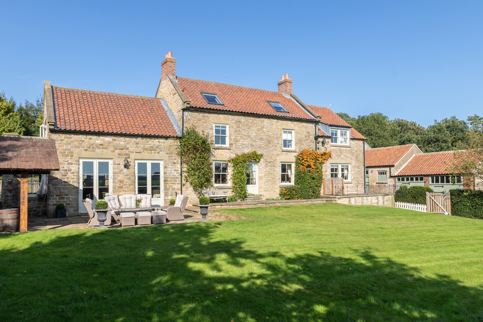 6 bedroom detached house for sale 0