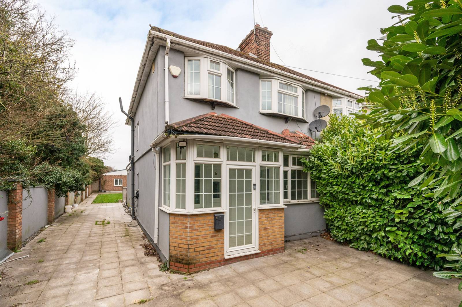 4-bed house on Oxford Avenue, Heston, £3,000/mo