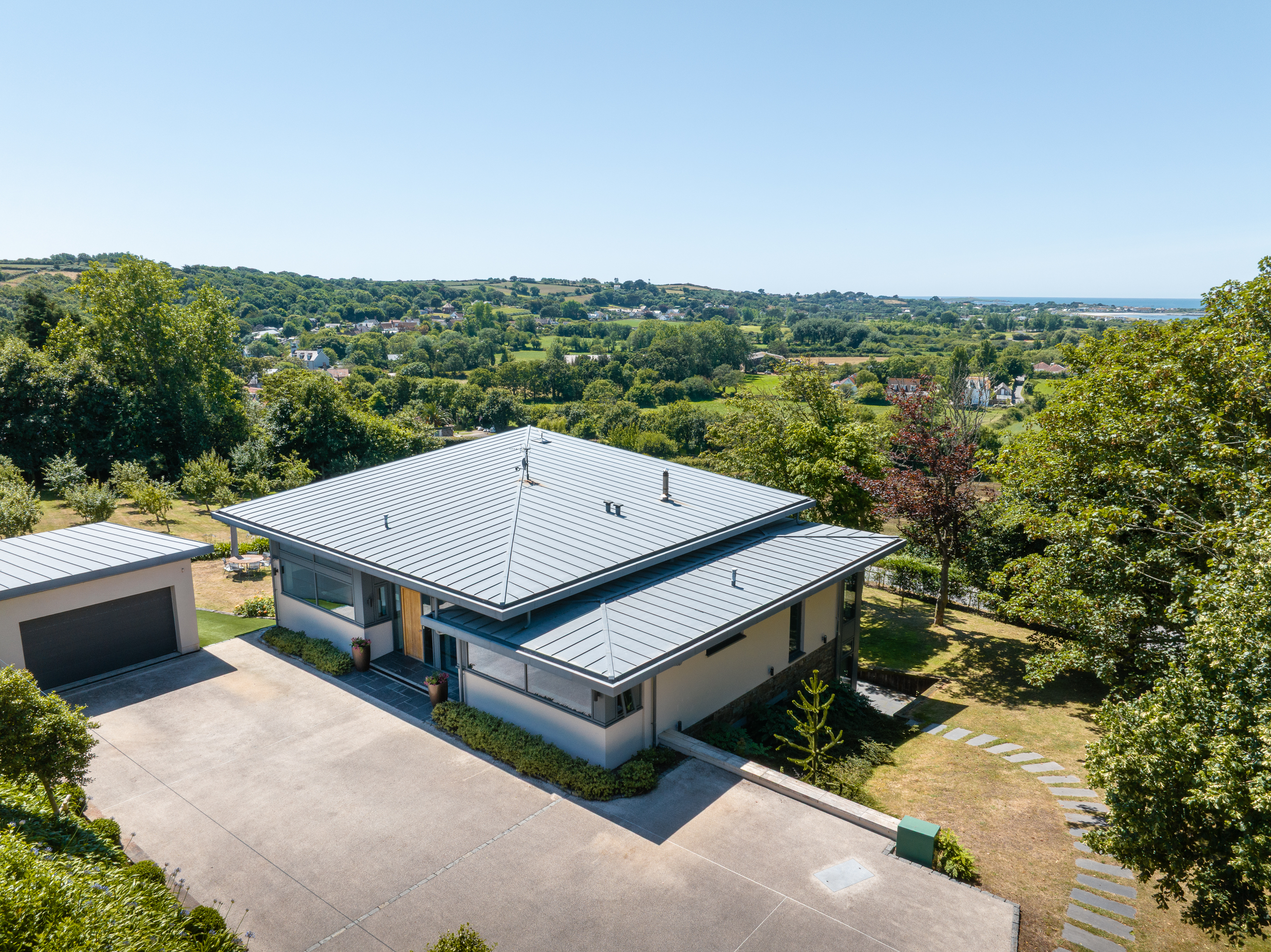 5 bedroom detached house for sale 0