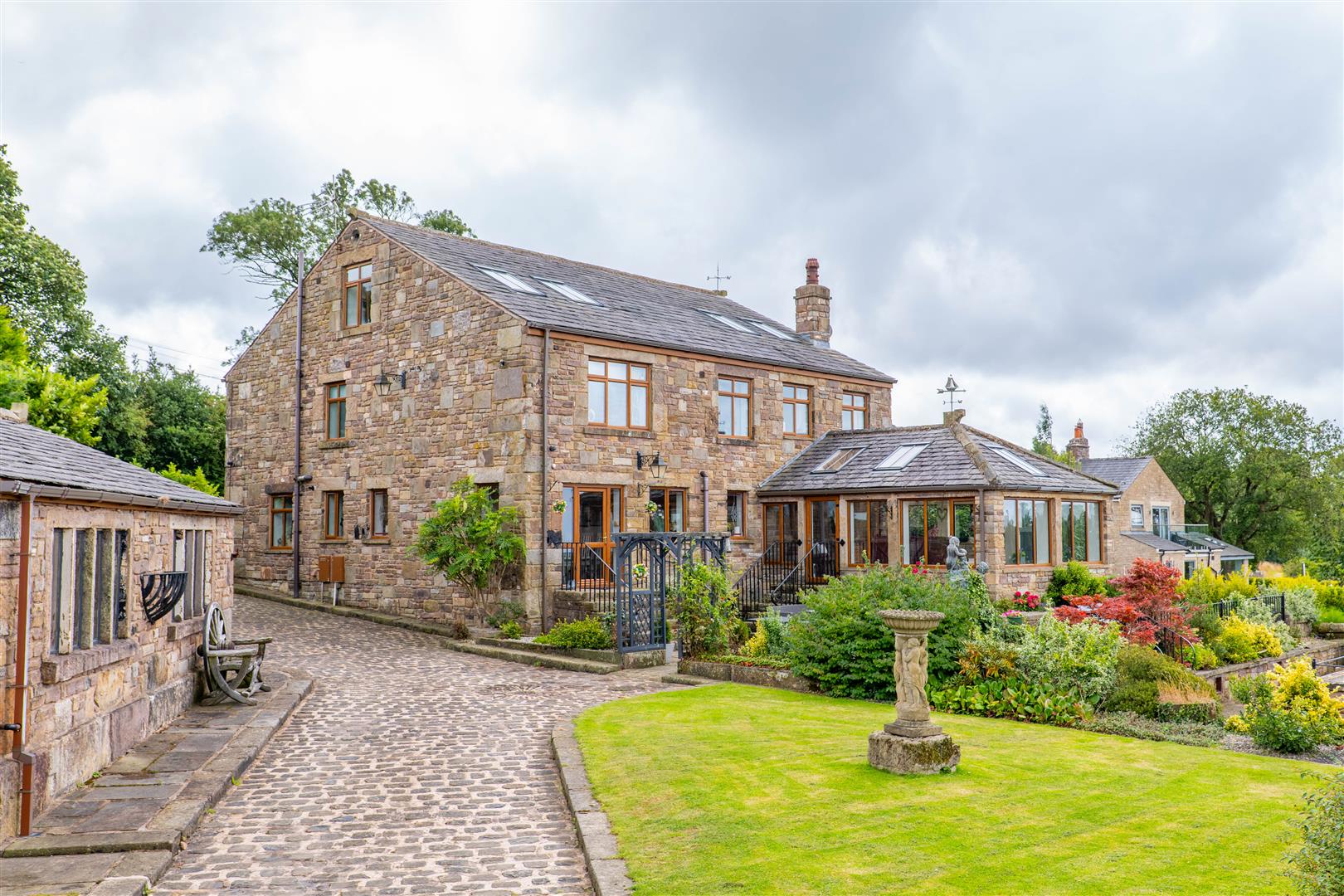 6 bedroom detached house for sale 0