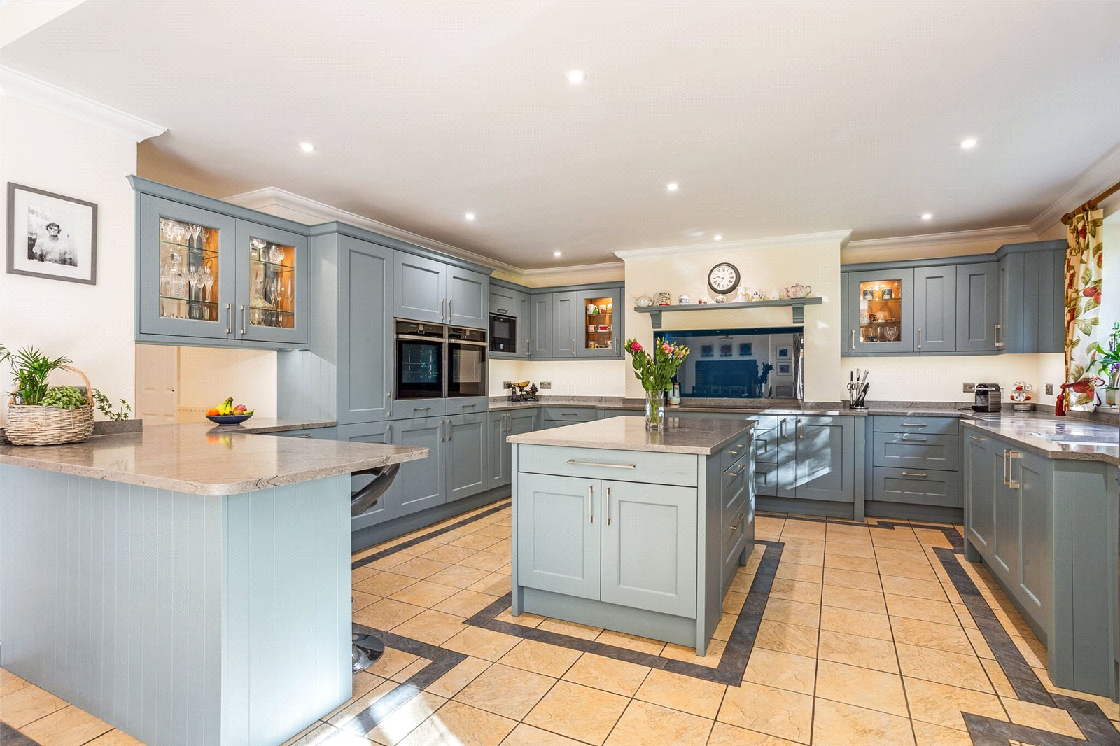 6 bedroom detached house for sale 0