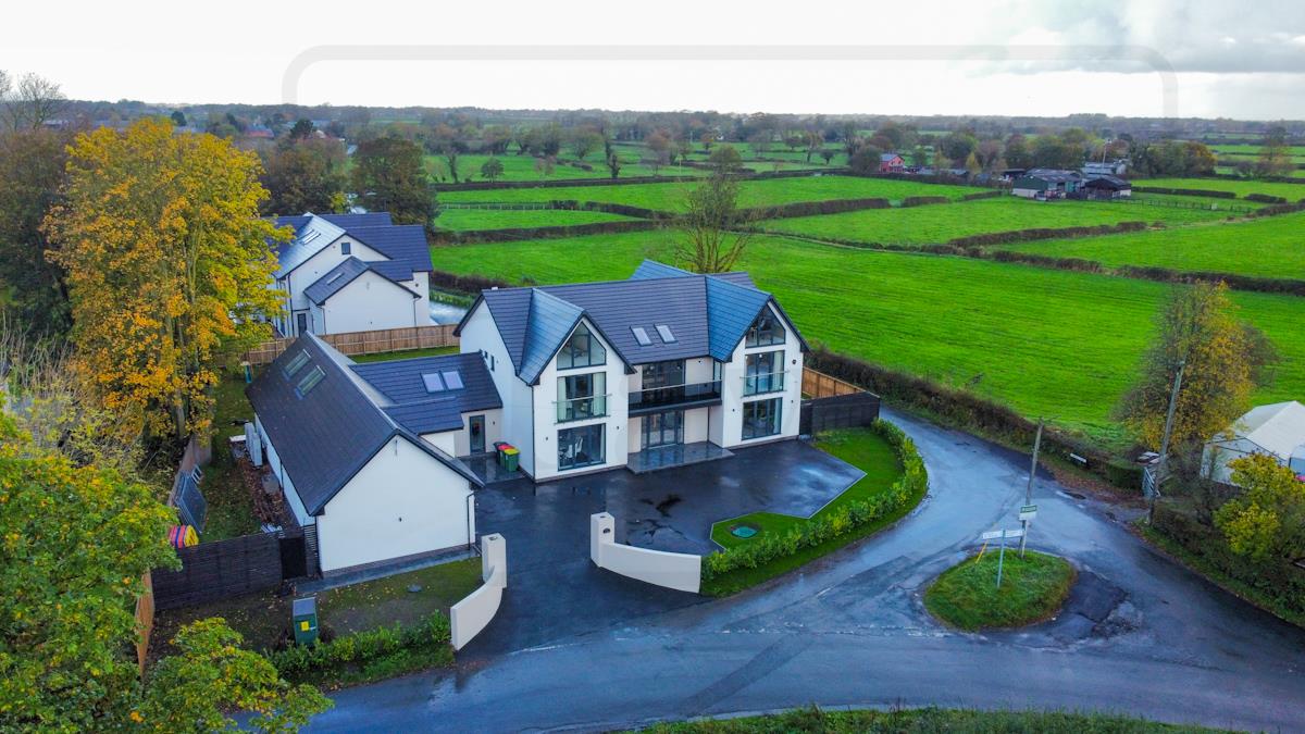 6 bedroom detached house for sale 0