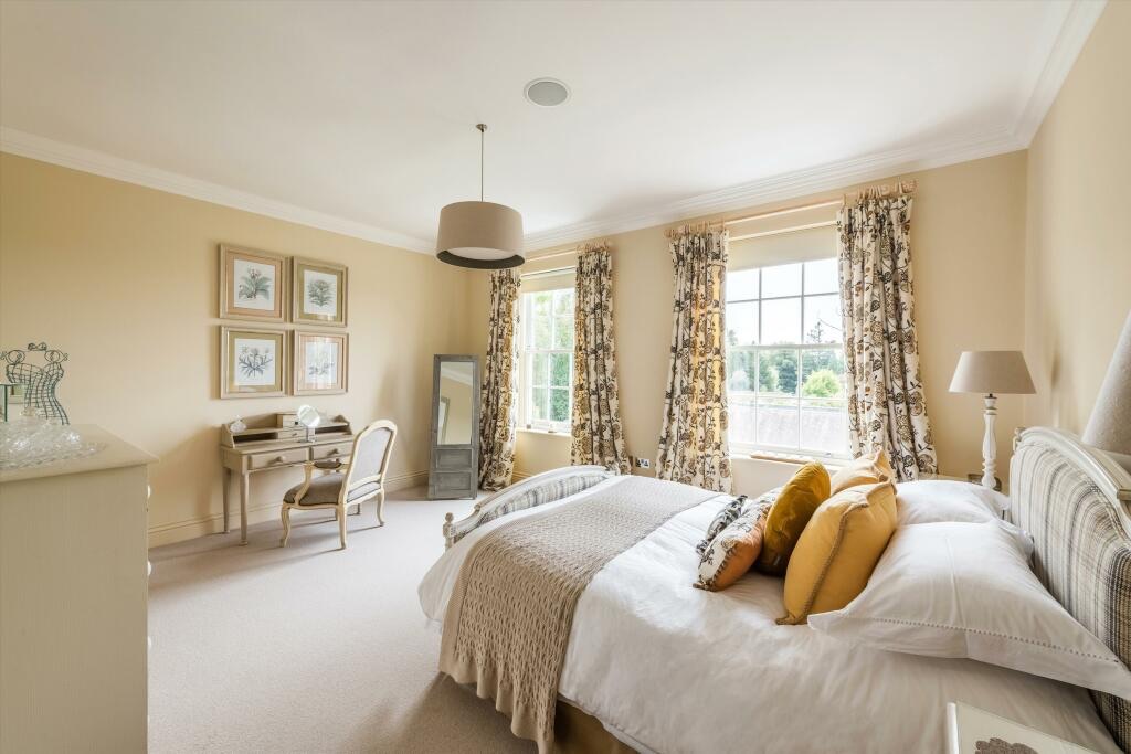 125 Grosvenor Drive, Loughton photo 5